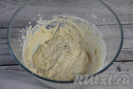 Перемешать тесто для ленивых пирожков венчиком, оно получится вязким, напоминающим тесто для оладий.