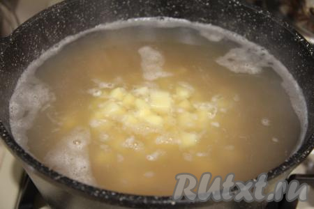 После того как чечевица проварится с момента закипания воды в течение 15 минут, добавить в кастрюлю картошку, довести до кипения.