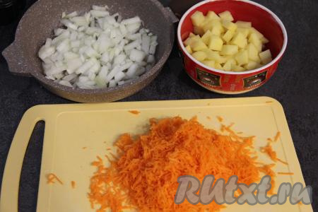 Минут за 5 до окончания варки чечевицы нарезать картошку на средние кубики. Лук мелко нарезать. Натереть морковь на крупной тёрке.