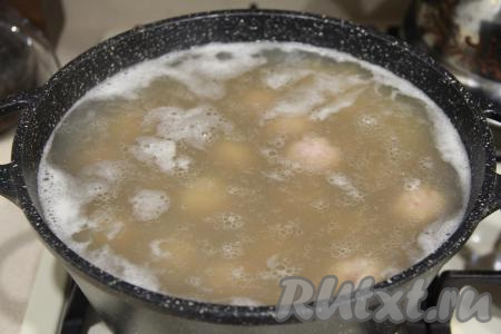 В кастрюлю с закипевшим супом с красной чечевицей и картошкой выложить сформированные фрикадельки, дать закипеть и варить 15 минут на небольшом огне.