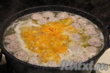 После того как фрикадельки проварятся вместе с чечевицей 15 минут, добавить в суп обжаренные овощи, соль, дать закипеть и томить на минимальном огне минут 7.
