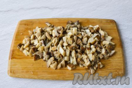 Нарежьте остывшие (или полностью размороженные) грибы на мелкие кусочки. 