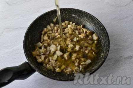 Влейте в сковороду тёплый грибной отвар (или тёплую воду.) Когда я делаю заготовки из белых грибов на зиму, то отвар, в котором варились грибы, замораживаю, а потом использую для приготовления соуса или супа.