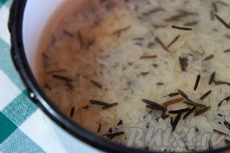 Рис тщательно промыть "до прозрачной воды" и варить 10 минут.