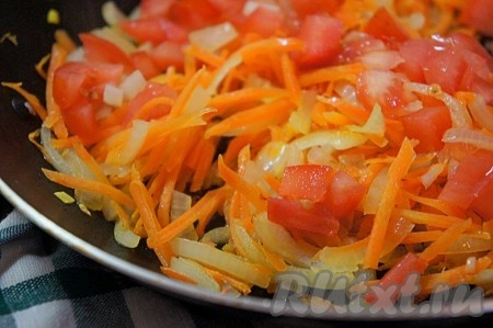 Морковь натереть на тёрке, добавить нарезанный полукольцами репчатый лук, мелко нарезанный кубиком помидор. Обжарить в течение 2-3 минут с добавлением растительного масла.