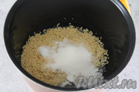 В чашу мультиварки выложить подготовленное пшено, добавить сахар и соль.