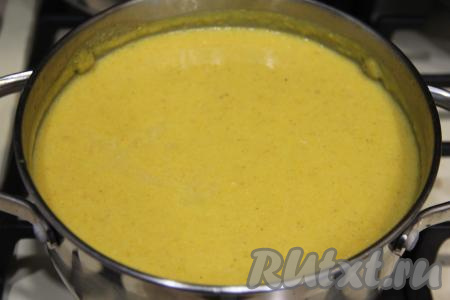 Томить тыквенный суп-пюре на небольшом огне, периодически помешивая, до полного растворения плавленного сыра (примерно минут 10). Когда сыр практически весь расплавится, посолить суп по вкусу. После полного расплавления сыра суп будет готов.