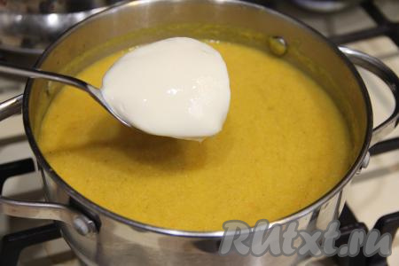 Поставить суп на огонь, довести до кипения, добавить пастообразный плавленный сыр.
