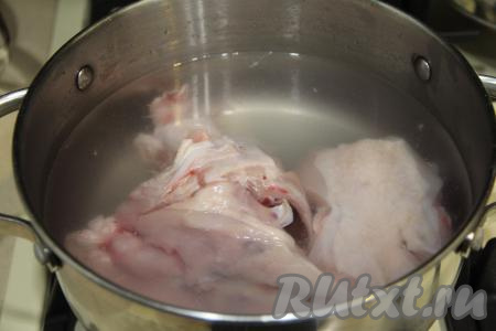 Вымытое мясо курицы на кости выложить в кастрюлю, влить 1,5 литра воды, поставить на огонь. После закипания куриного бульона снять пенку, уменьшить огонь и варить курицу минут 25-30 на небольшом огне.