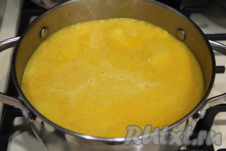 Снять тыквенно-куриный суп с огня, убрать из него лавровый лист. Пюрировать суп погружным блендером до однородности. 