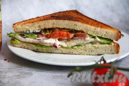 Вкусный, сочный, сытный клаб-сэндвич с курицей подать к столу. А вот как сэндвич выглядит в разрезе.