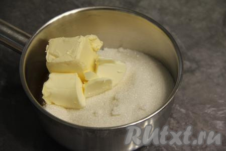 Прежде всего замесим тесто для тульского пряника. Для этого в кастрюлю (или в глубокий сотейник) нужно выложить мёд и сливочное масло, всыпать сахар.