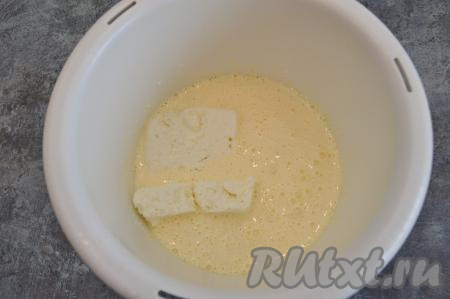 Взбить миксером яйца с сахаром на максимальной скорости в течение 4-5 минут (до побеления массы и увеличения в объёме). Затем добавить творог.