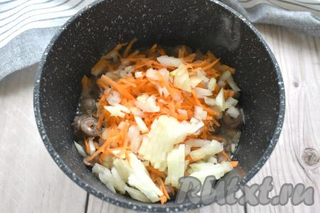 Очищаем морковь и лук. После того как сердечки обжарятся в течение 10 минут, добавляем к ним мелко нарезанную луковицу и натёртую на крупной тёрке морковку, сразу перемешиваем и обжариваем минут 5-7, время от времени помешивая.