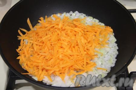 К обжаренному луку выложить морковку, натёртую на крупной тёрке, перемешать. Обжаривать овощи минут 5-7 (до мягкости моркови), время от времени их помешивая.