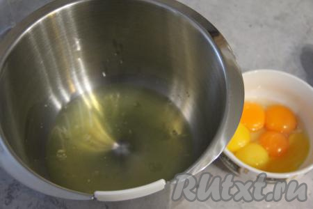 Яйца аккуратно разделить на белки и желтки. Белки поместить в чашу миксера.