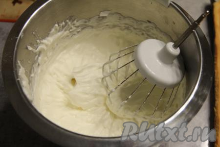 Теперь займёмся кремом. Сливки нужно хорошо охладить. Соединить сливки и сахарную пудру в ёмкости, удобной для взбивания, взбить миксером до мягких пиков, затем добавить творожный сыр и взбить до стойких пиков.