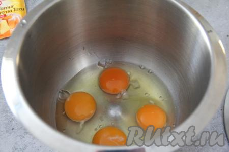 Прежде всего испечём бисквит. Для этого в чашу миксера нужно вбить яйца, добавить соль, взбить миксером в течение 2 минут, затем всыпать сахар и взбивать минут 5-7.