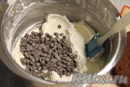 По желанию, в крем можно добавить шоколадные капли или дроблёные орехи, или дроблёный шоколад. Перемешать крем силиконовой лопаткой.