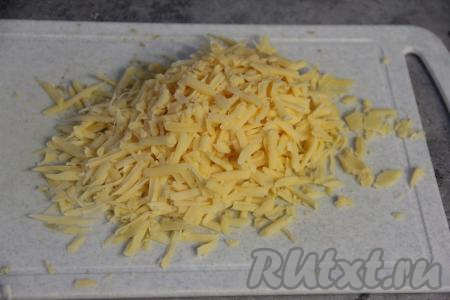 Твёрдый сыр натереть на крупной тёрке.