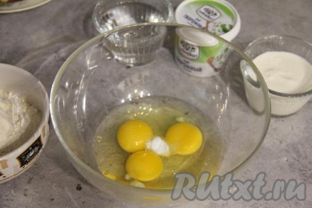 Прежде всего замесим блинное тесто, для этого в миску нужно разбить яйца, добавить соль, тщательно перемешать венчиком.