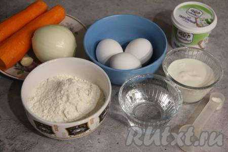 Подготовить продукты для приготовления закуски из блинов "Хвост дракона". Лук, чеснок и морковь почистить.