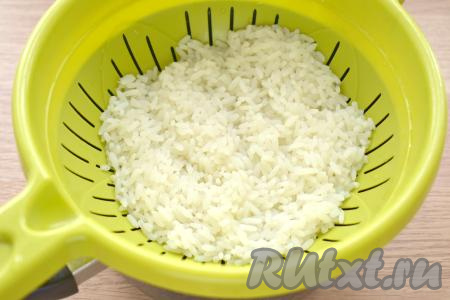 Промытый рис перекладываем в кастрюлю, заливаем холодной водой (воды должно быть в 2 раза больше, чем риса), ставим на сильный огонь, перешиваем. После закипания варим рис на умеренном огне до полуготовности (примерно 8-10 минут), а затем откидываем его на сито, даём стечь лишней воде. Оставляем рис остывать.