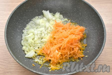 Очищаем лук и морковь. Прогреваем на сковороде растительное масло, выкладываем морковь, натёртую на средней тёрке, и мелко нарезанный лук, перемешиваем. Обжариваем овощи на среднем огне, иногда помешивая, минут 5-6, затем убираем их с огня и даём остыть.