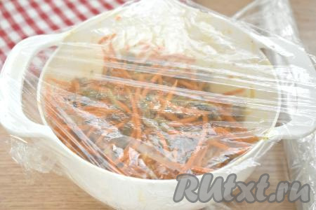 Затягиваем миску с салатом с куриными желудками и корейской морковью пищевой плёнкой, отправляем в холодильник на 6-8 часов.