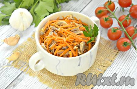 Спустя это время острый, пикантный салат с куриными желудочками и корейской морковкой можно подавать к столу.