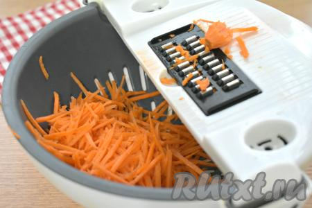 Натираем очищенную морковку на тёрке для моркови по-корейски.