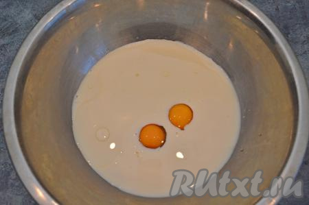 В глубокую миску влить молоко комнатной температуры и растительное масло, вбить сырые яйца, всыпать соль.
