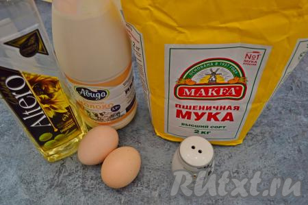 Подготовить продукты для замешивания теста на молоке с яйцом для пельменей. Молоко подогреть до комнатной температуры (я подогрела на плите).