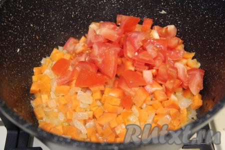 К обжаренным овощам добавить нарезанные перец и помидоры, сразу перемешать и обжаривать 3-4 минуты. 