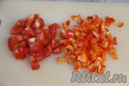 Болгарский перец очистить от семян с плодоножкой. Вымыть перец и помидор, нарезать на мелкие кусочки.