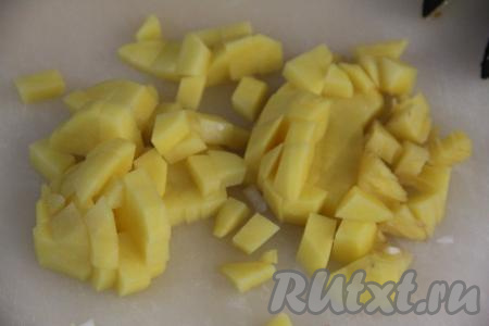 Картошку почистить и нарезать на средние кубики.