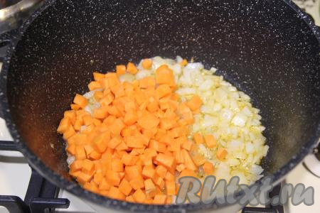 Затем к луку добавить очищенную морковку, нарезанную на мелкие кубики, перемешать овощи и обжаривать их 4-5 минут, иногда помешивая.