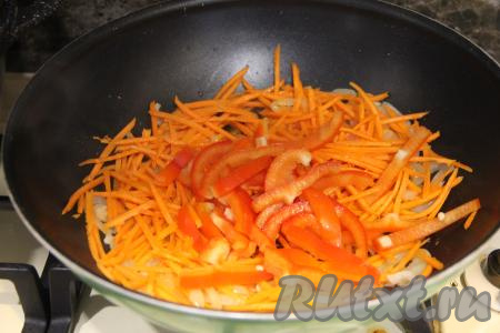 К обжаренным овощам выложить болгарский перец, нарезанный на длинные полоски, перемешать, обжаривать овощи минут 5, не забывая их иногда перемешивать.