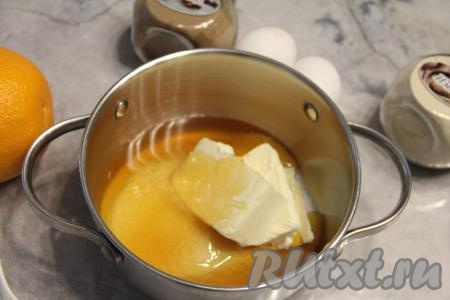 Мёд для приготовления пряников нужно брать жидкий. Если же у вас засахаренный мёд, тогда его предварительно нужно растопить на водяной бане. Сливочное масло должно быть комнатной температуры, поэму из холодильника его нужно достать заранее. Влить в глубокую кастрюлю мёд, добавить сахар и сливочное масло комнатной температуры.