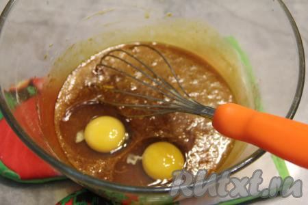 Затем добавить сырые яйца и вмешать их венчиком в тесто.
