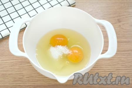 Яйца разбиваем в отдельную миску, всыпаем к ним сахар и соль.