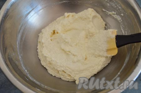Вмешать манку, тесто для запеканки получится в меру густым, однородным. Оставить тесто постоять в течение 5-10 минут, чтобы манка немного набухла.