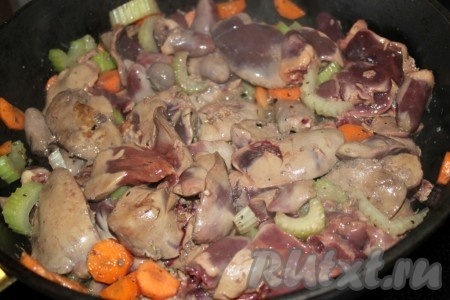 Добавьте к овощам куриную печень и куриные сердечки, потушите до готовности и измельчите в однородный паштет.