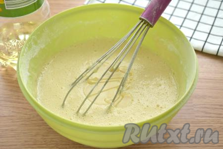 В тесто для блинов добавляем растительное масло, перемешиваем и даём постоять 10-15 минут.