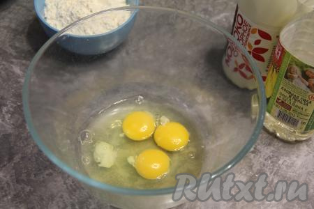 Прежде всего приготовим блины. Для этого в объёмной миске нужно соединить яйца и соль, взбить венчиком до побеления массы (взбиваем примерно 2 минуты).