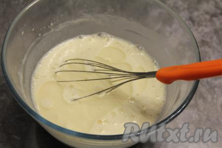 Влить оставшиеся 250 миллилитров молока и растительное масло, перемешать блинное тесто до однородности, оно получится в меру густым, оставить его на 10 минут "отдохнуть". Перед выпечкой первого блина обязательно перемешать тесто.