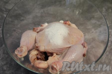 Курицу вымыть, обсушить. Хорошо втереть соль в мясо курицы и внутри, и снаружи.