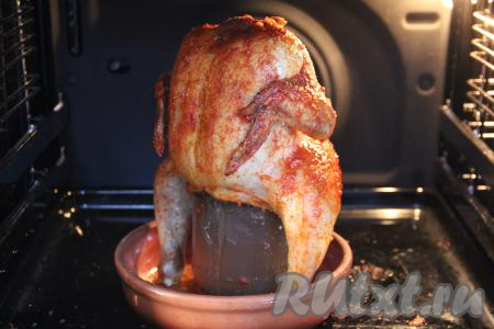 После того как курица на банке запечётся в течение 40 минут, достать её из духовки, смазать смесью чеснока и специй всю поверхность курочки.