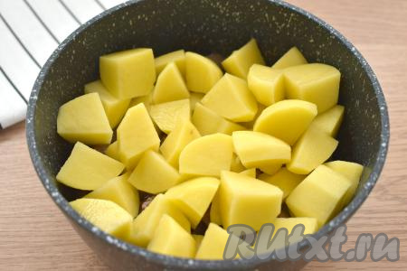Картошку очищаем, нарезаем на крупные кубики, добавляем к печени с луком.