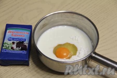 Прежде всего сварим заварной крем. Для этого в сотейнике нужно соединить молоко, сахар, ванилин, крахмал и яйцо.